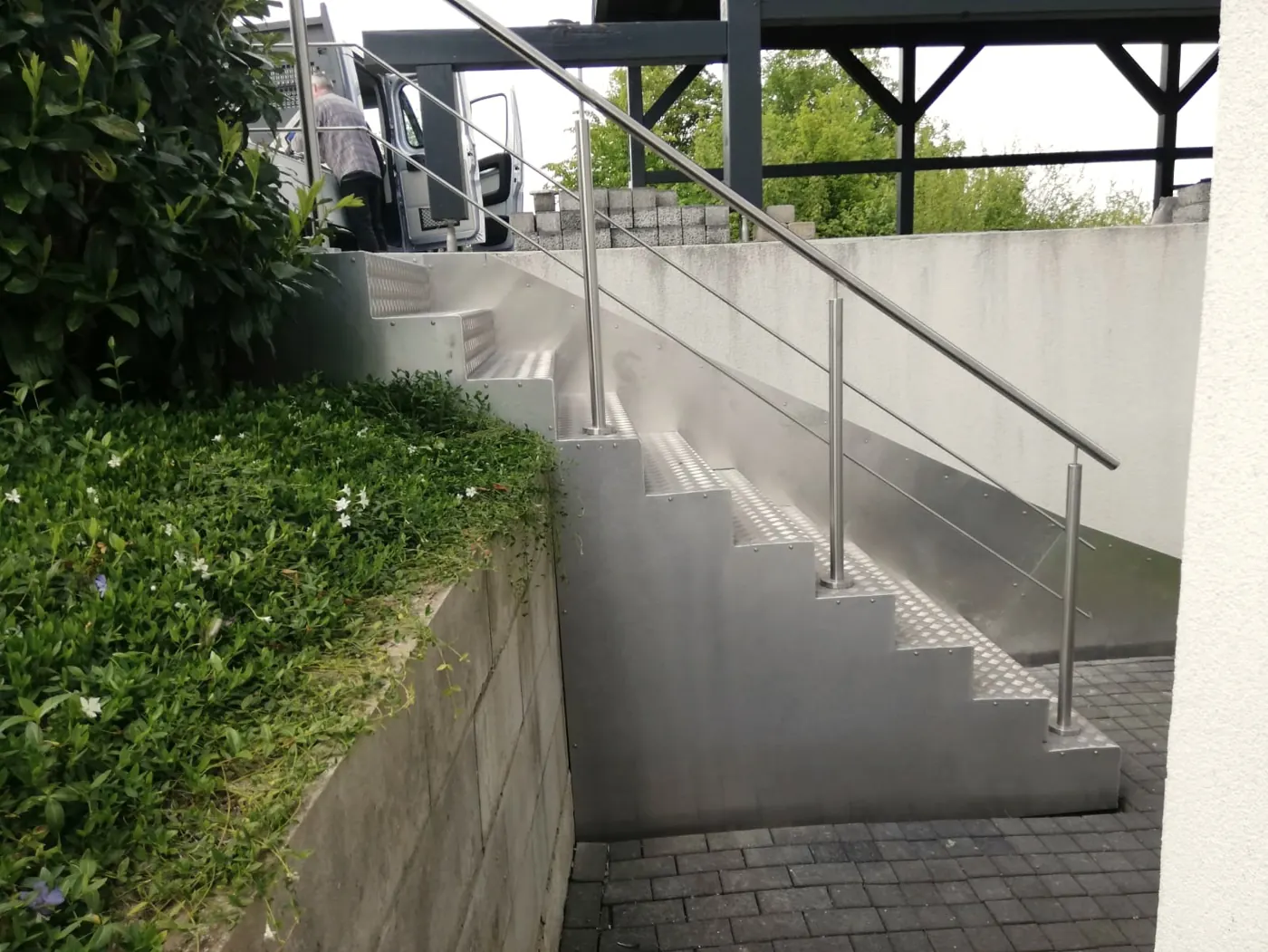 Handlauf aus Edelstahl an einer langen Außentreppe