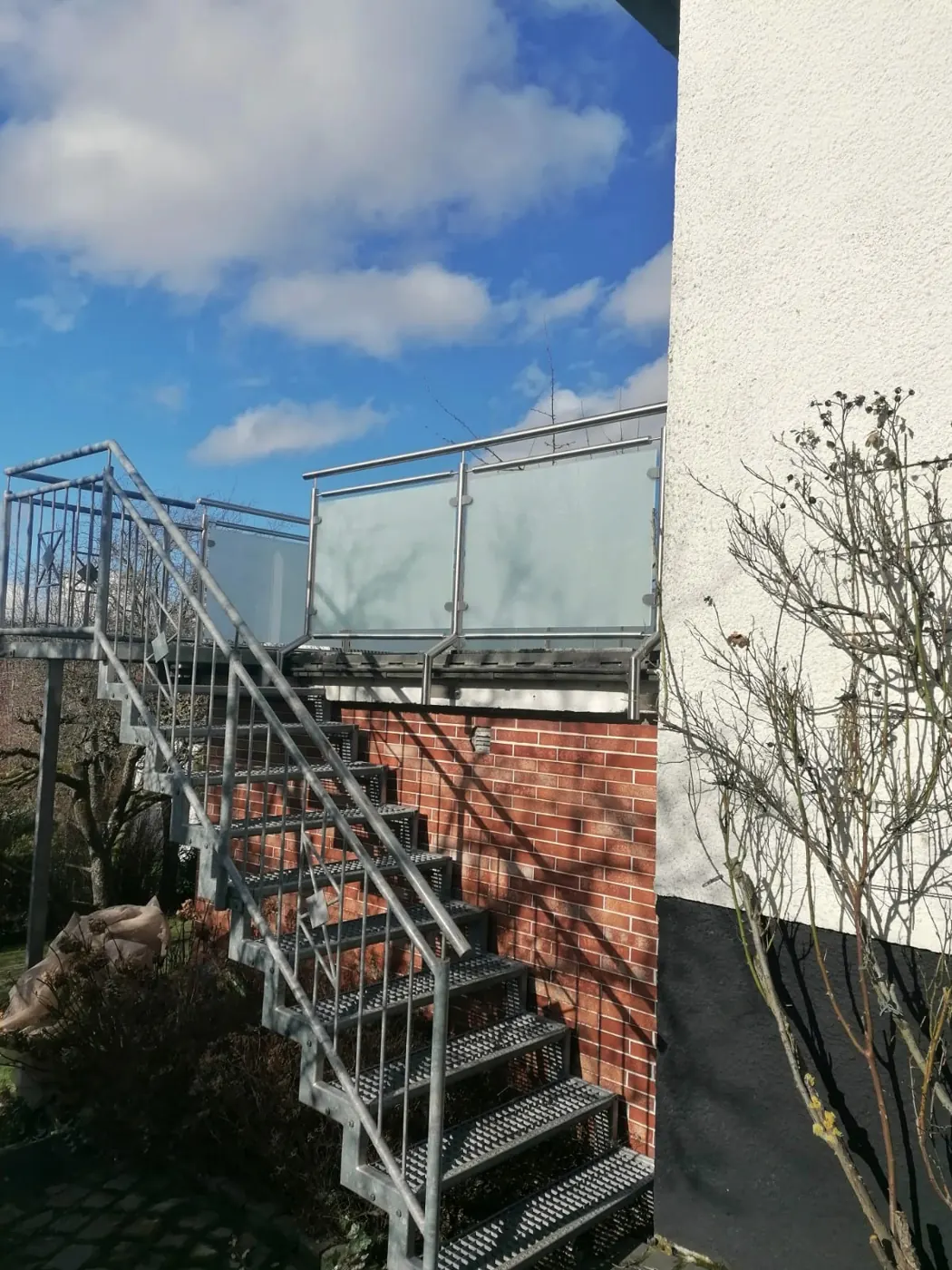 Verzinkte Stahltreppe mit Geländer an einem Haus