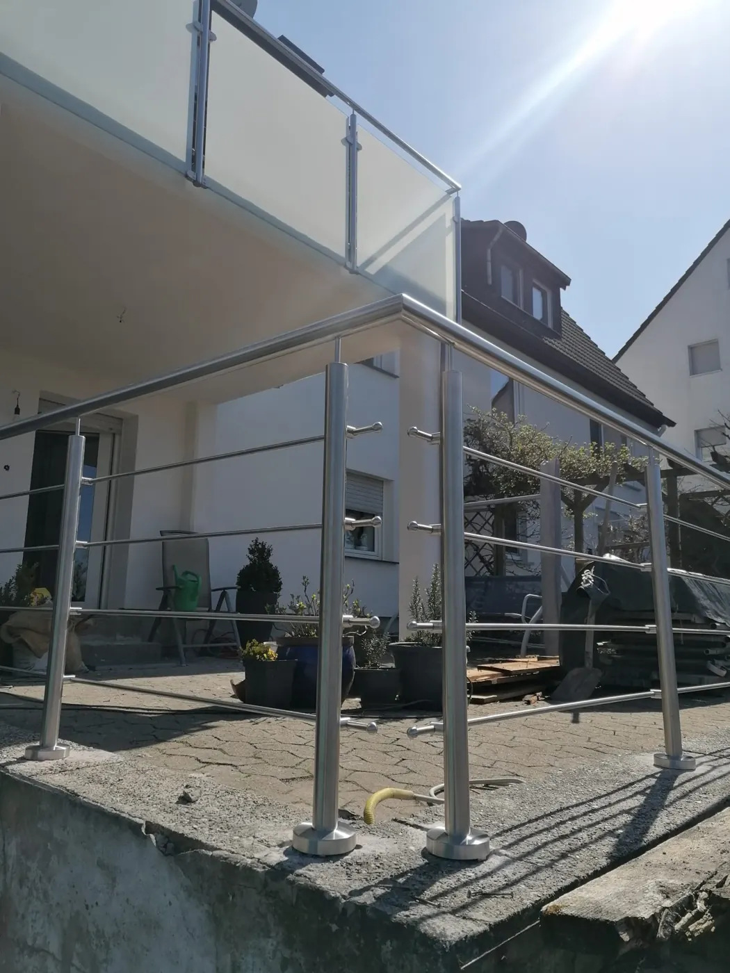 Balkon auf Stützen mit Geländer aus Glas und Edelstahl