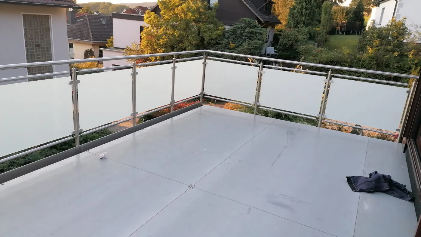Geländer mit Glas auf einer Dachterrasse