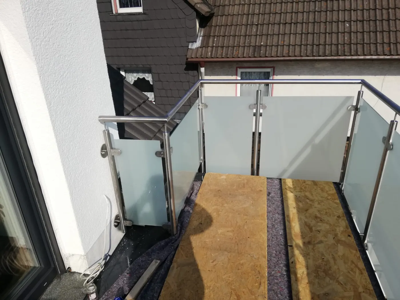 Balkongeländer aus Edelstahl mit satiniertem Glas