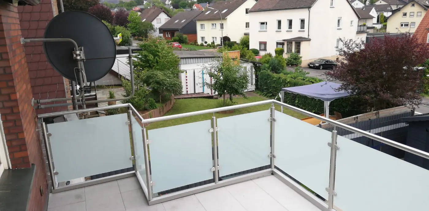 Balkongeländer mit Glasfüllung über Eck