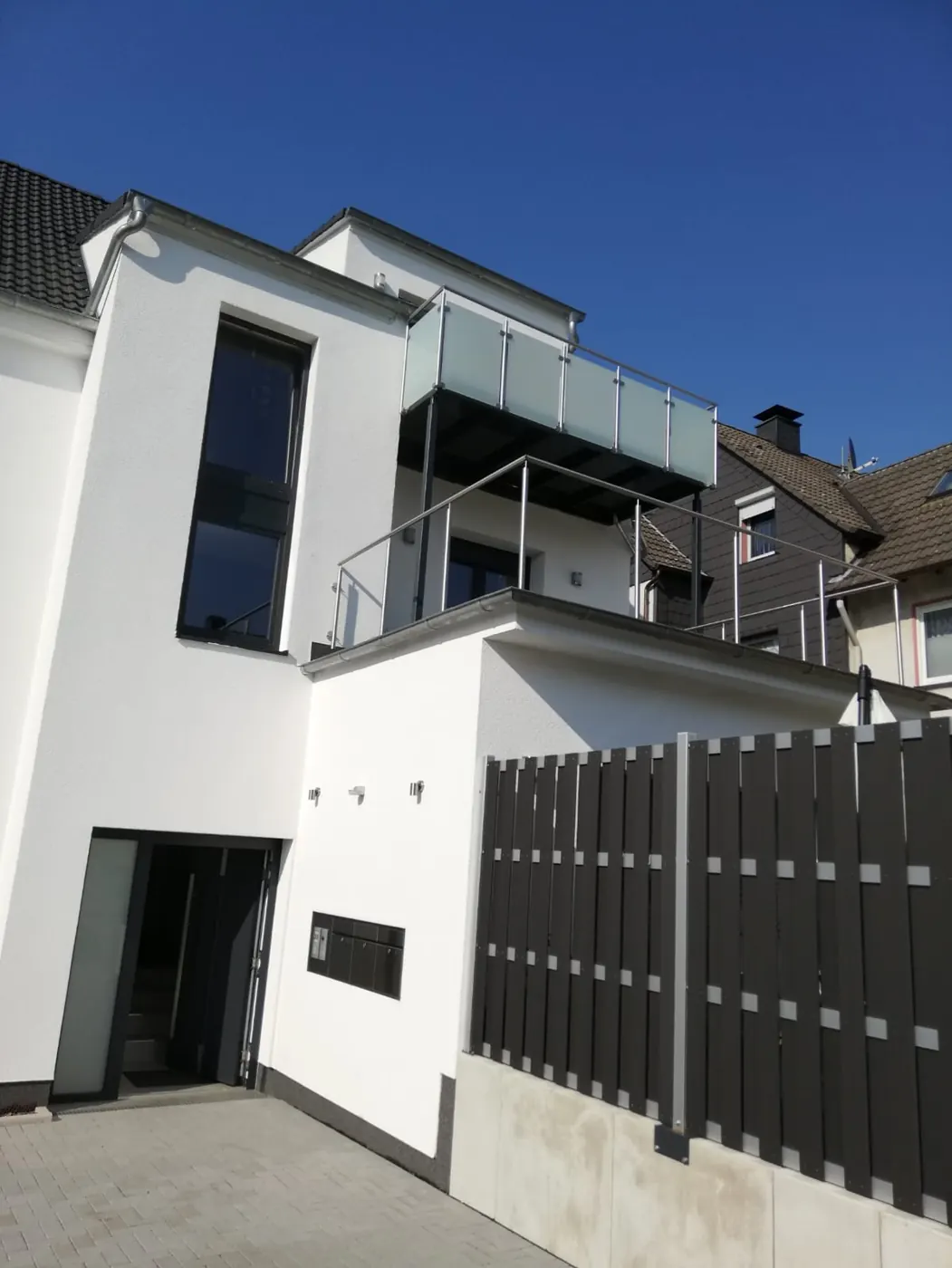 Modernes Haus mit Balkongeländer aus Glas und Edelstahl