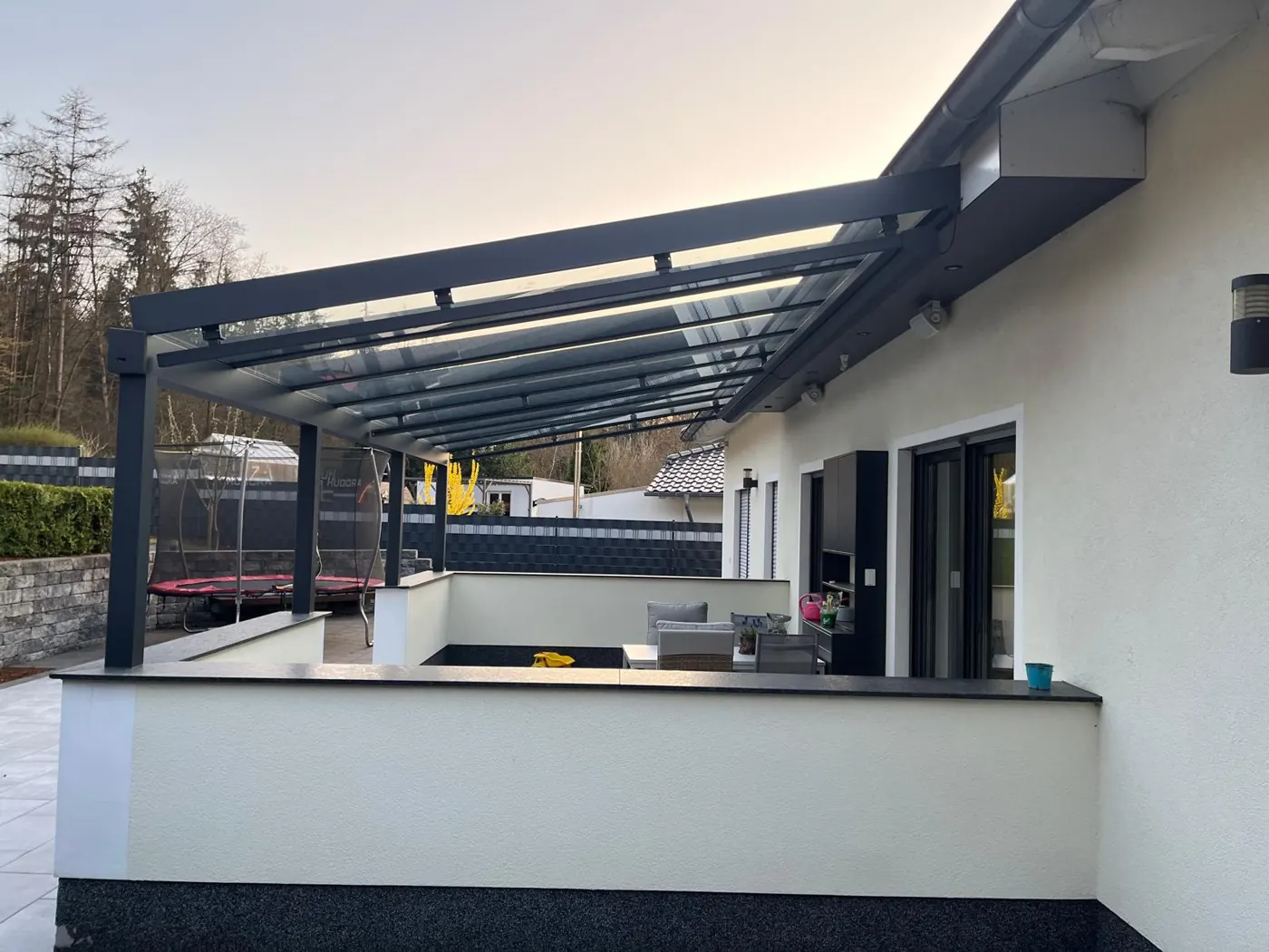 Terrassengeländer mit Glas unter einer Überdachung